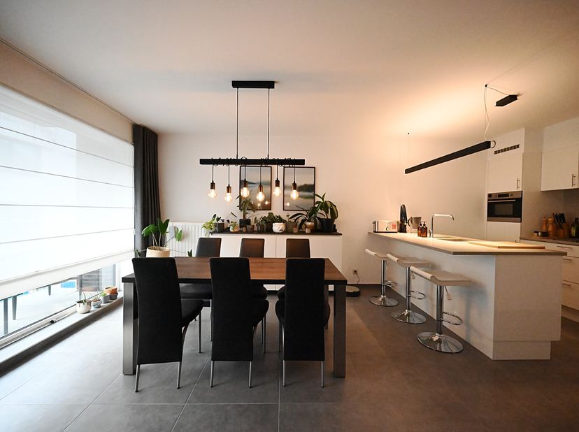 Dit appartement is gelegen op de eerste verdieping met volgende indeling: inkomhal/nachthal, woonkamer met open keuken, balkon vooraan, gastentoilet,