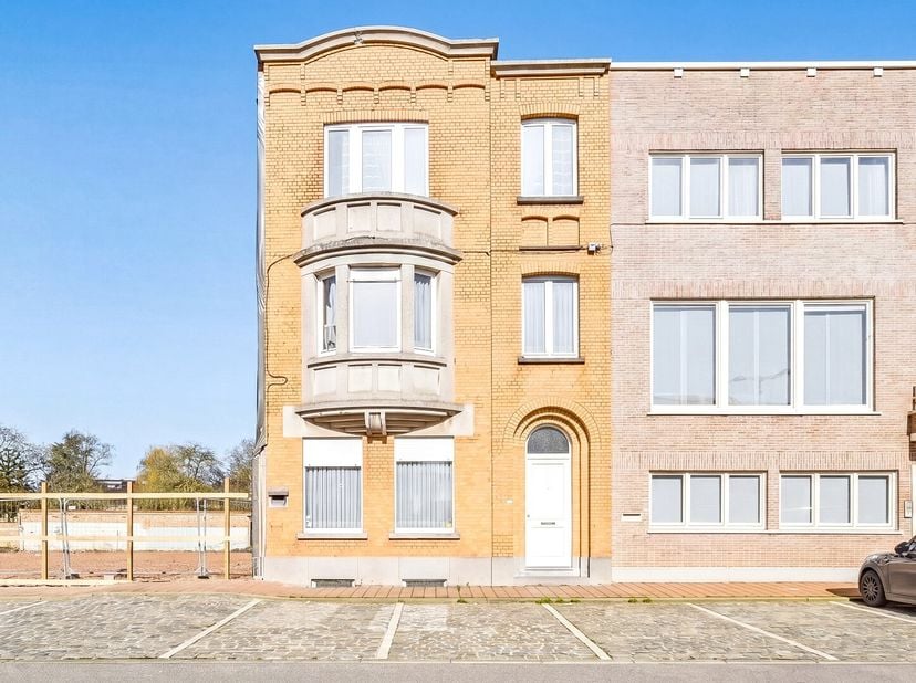 Te renoveren woning met veel op potentieel op topligging. Op een uitstekende locatie langs de Kaaiplaats in Veurne bevindt zich deze ruime woning met