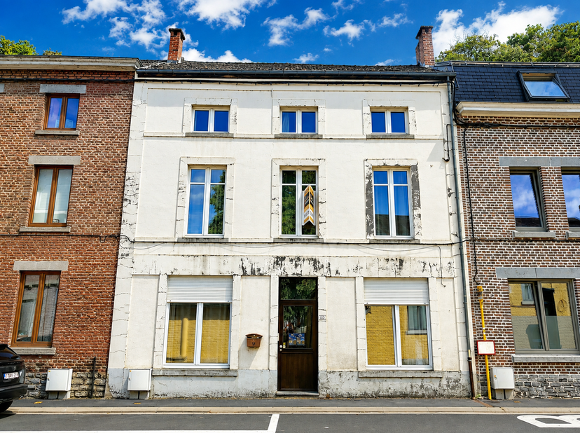 Groep Arcade is van plan een bod uit te brengen vanaf 165.000 € voor deze woning in de buurt van het stadscentrum, de Rocher Bayard en de jaagweg lang