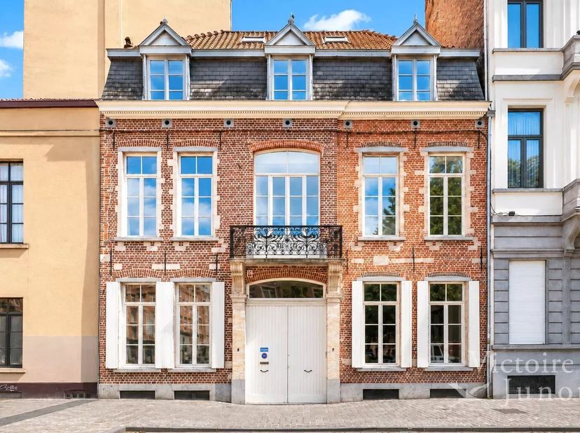 Aangeboden door Yanis Morsa : 0487 71 46 10 / yanis.morsa@victoire.be<br />
Victoire Junot heeft een exclusief aanbod voor een uitzonderlijk huis uit