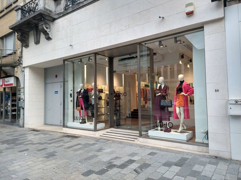 Local commercial à louer en tant que pop-up dans l'Ooststraat à Roeselare.<br />
Emplacement idéal !<br />
<br />
Superficie d'environ 140 m² avec les