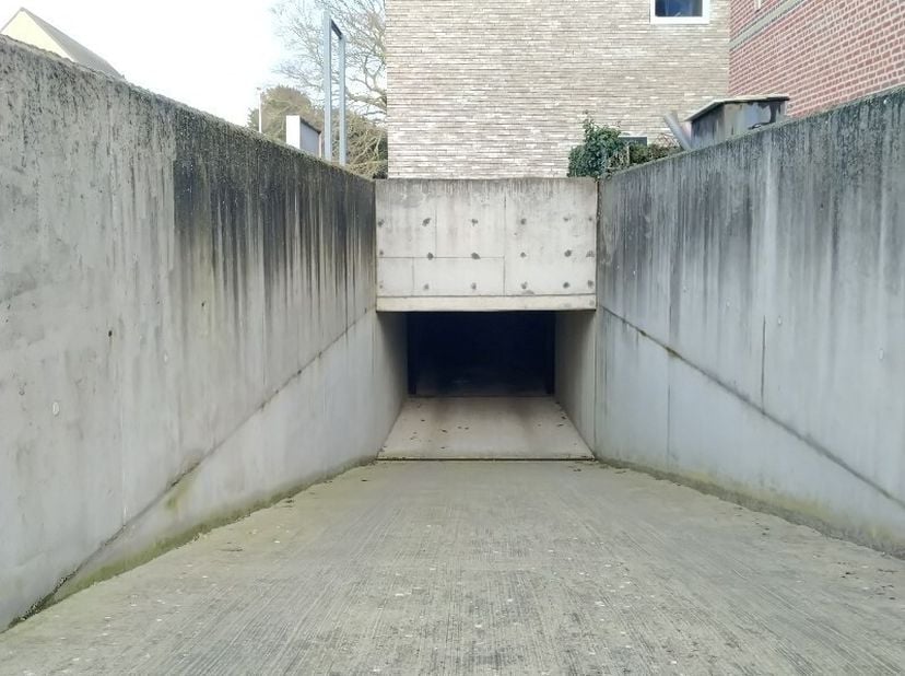 Een zeer ruime autostaanplaats gelegen in een ondergrondse parkeergarage, gesitueerd met ingang langsheen het kerkplein van Elewijt. Afgesloten parkee