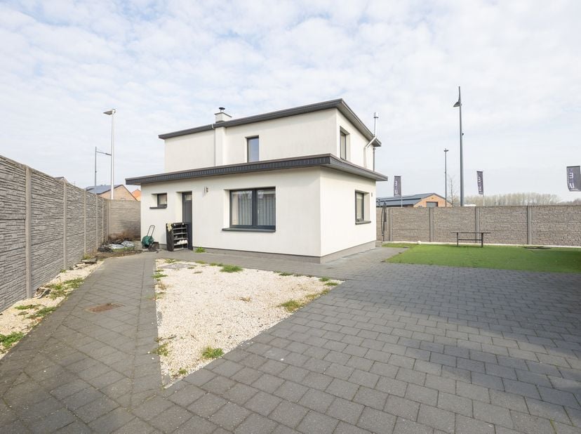 Ben je op zoek naar een instapklare woning met 3 slaapkamers en aparte garage? Dan is dit pand op een perceel van 3a49ca precies wat je zoekt! Dankzij