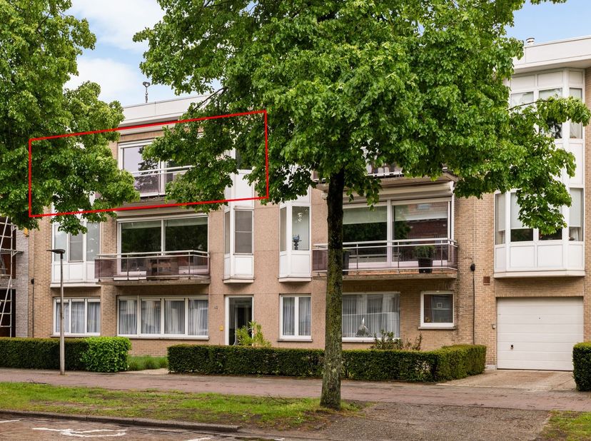Ruim en lichtrijk appartement met 3 slaapkamers, 2 terrassen en garagebox in het centrum van Brasschaat. <br />
<br />
Gelegen op de tweede verdiepi