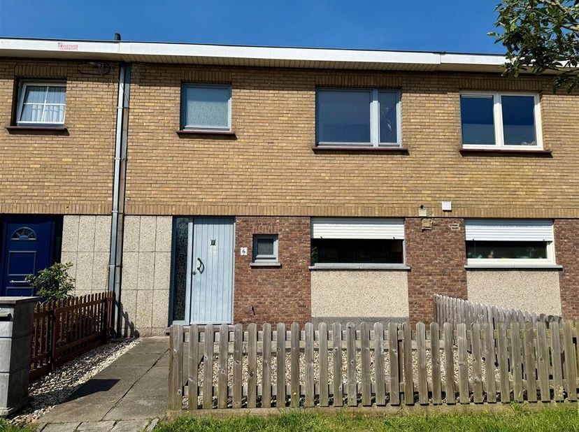 Deze verzorgde gesloten bebouwing is uitstekend gelegen in een bijzonder rustige woonomgeving, terwijl het centrum van Gistel, scholen, winkels en and