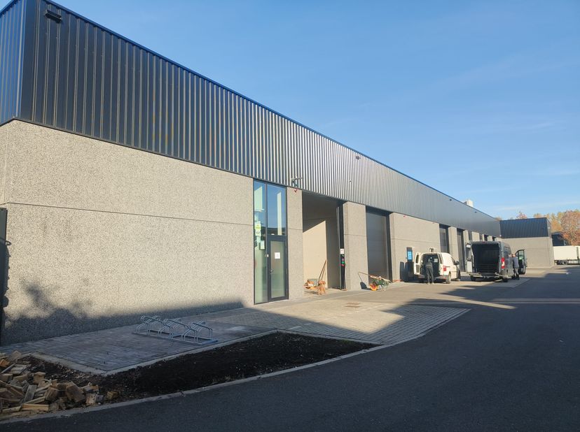 Magazijnruimte met een totale oppervlakte van 455 m²  waarvan 280m² gelijkvloers en 175m² op verdiep te huur, strategisch gelegen op de demerstraat 13