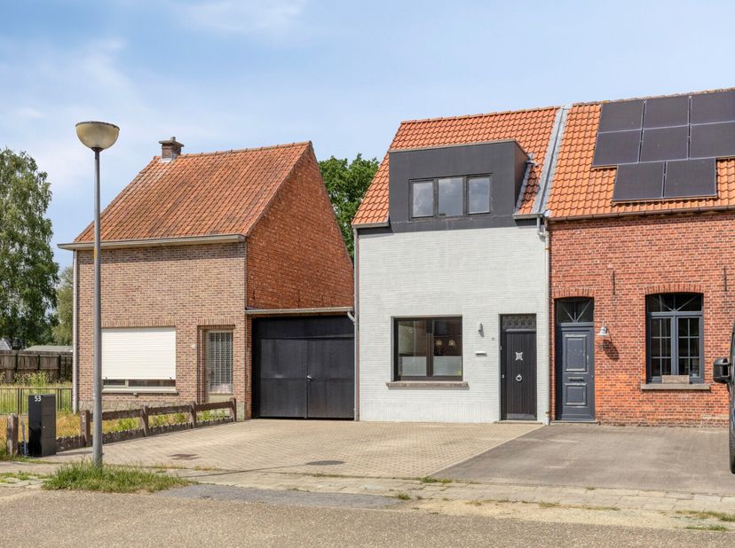 Deze gerenoveerde woning bevindt zich in de straat Koulaak en is nabij het centrum van Herentals gelegen, op korte afstand van alle voorzieningen zoal