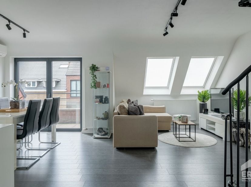 Modern wonen op een toplocatie in hartje Sint-Truiden!Stijlvol appartement van 87m² met lichtrijke leefruimtes, inbouwdressing en twee buitenruimtes.