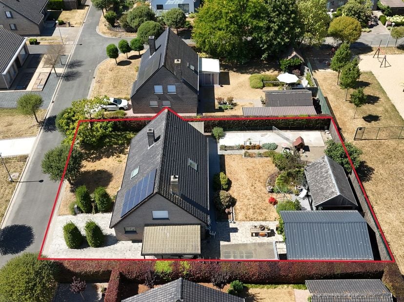 In de Korenbloemlaan, een rustige en aangename woonwijk in het centrum van Handzame, bevindt zich deze ruime en instapklare gezinswoning. De woning be