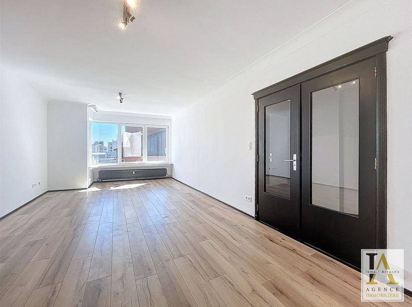 Situé au 4 étage dune résidence bien entretenue avec ascenseur, cet appartement entièrement rénové denviron 80 m² vous séduira par son emplacement pri