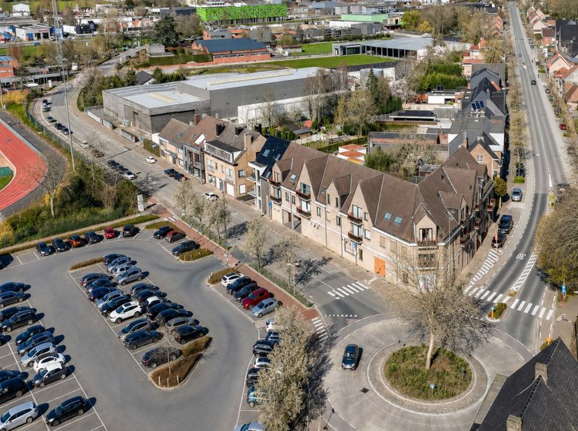 Op een commerciële topligging in het centrum van Torhout, langs de Industrielaan 1, bevindt zich dit ruim en veelzijdig handelspand met een bruikbare
