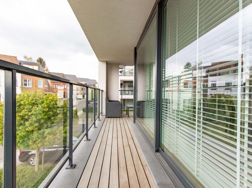 WATERLOO, à proximité de la gare et des commerces, APPARTEMENT (2ch/2sdb/1bur) meublé de ±140 m² avec terrasse et parking. Situé au premier étage, il