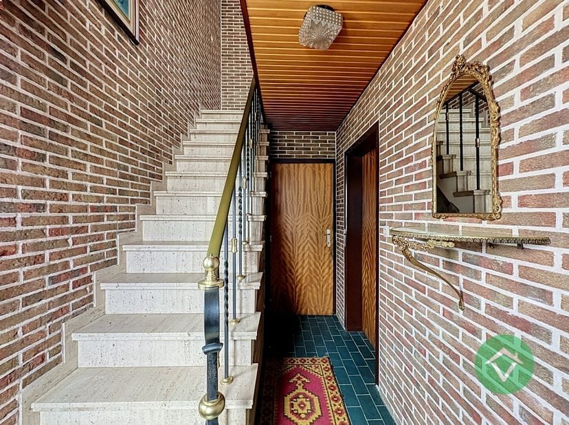 Op een boogscheut van het bruisende centrum van Diksmuide, in Beerst, bevindt zich deze solide woning op een vlot bereikbare ligging nabij tal van voo
