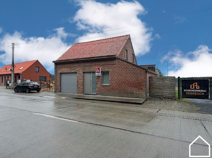 Op zoek naar een lichtrijke woning met ruimte, comfort en een groene omgeving? Deze aangename woning op een perceel van 407m² is prachtig gelegen rech