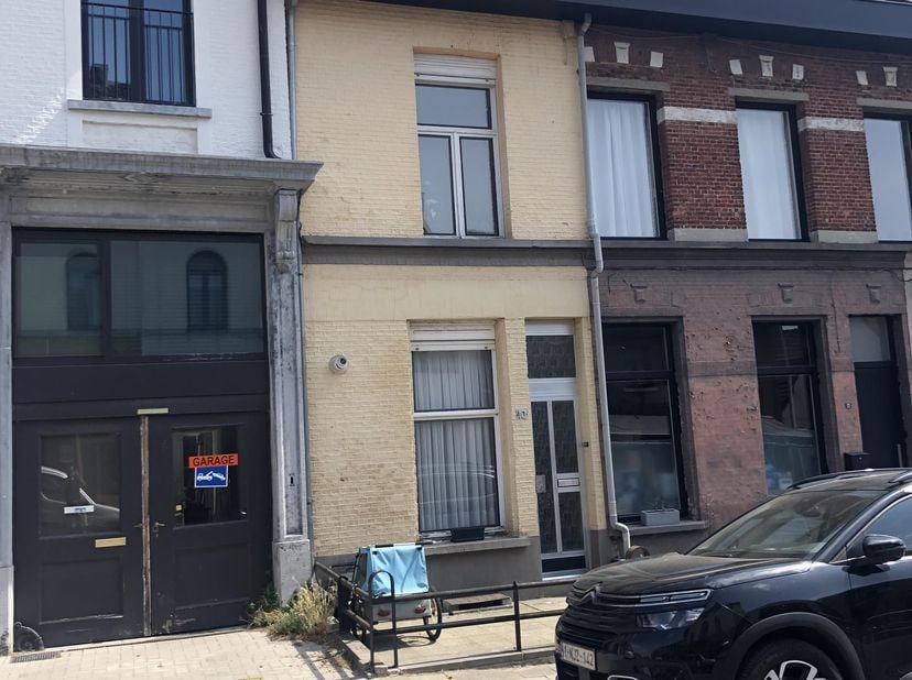 Deze gezellige rijwoning beschikt over een voortuin van 4x4m. Bij het betreden van de woning kom je uit in de lange gang, met op de linkerkant toegang