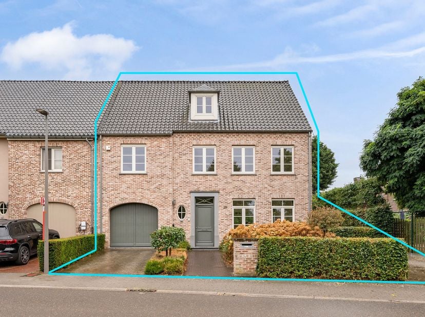 Goed onderhouden woning met 5 slaapkamers, 2 badkamers en een tuin centraal gelegen in Stabroek<br />
Indeling:<br />
Gelijkvloerse verdieping op een