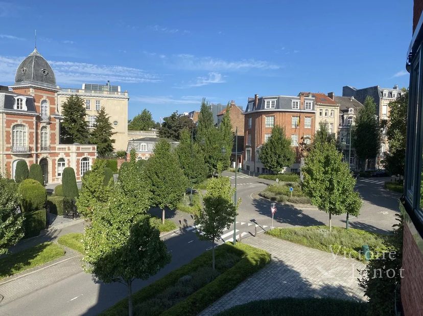 Chant d'Oiseau : duplex-penthouse nabij Montgomery genietend van prachtige zichten op de Vogelzang-wijk. Dit aangenaam appartement van 195 m² is geleg