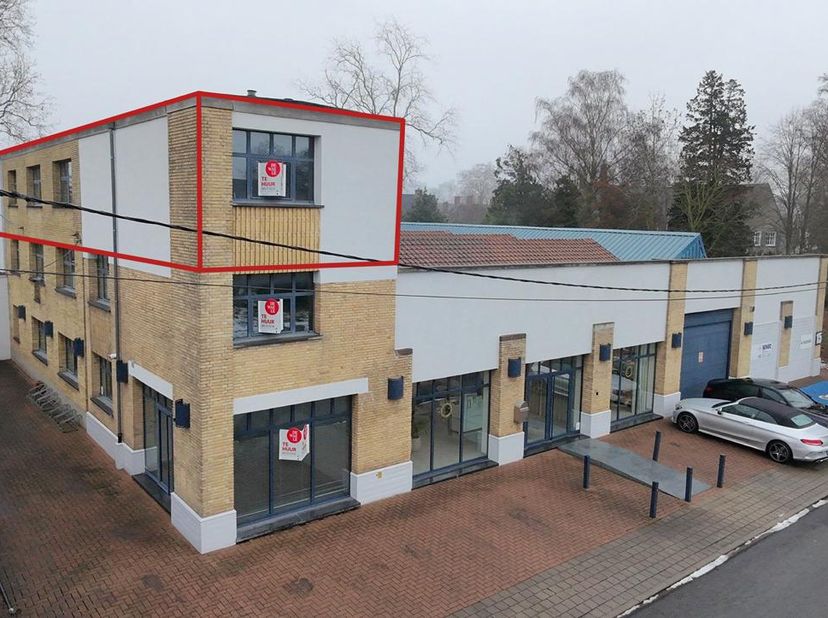 Bureau d'environ 63 m² dans un emplacement central à Roeselare-Rumbeke. Espace de bureau idéal pour les débutants ou les professions libérales. <br />