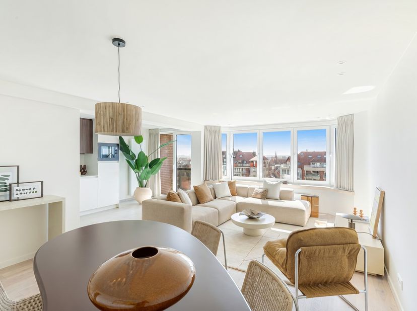 Dit groot (woon)appartement is goed en zonnig gelegen op de Graaf d'Ursellaan te Knokke-Heist.<br />
<br />
Indeling: Grote inkomhall met vestiaire, g