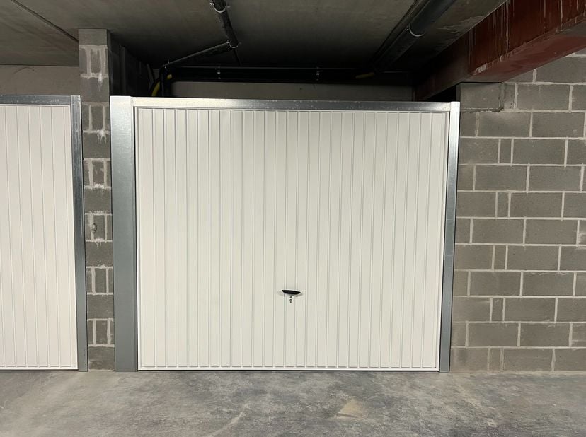 Deze garage van 15m2 bevindt zich in de&amp;nbsp;Kortrijksesteenweg&amp;nbsp;138 te Harelbeke. Dicht bij het centrum van zowel Harelbeke als Kortrijk.&amp;nbsp;&amp;n
