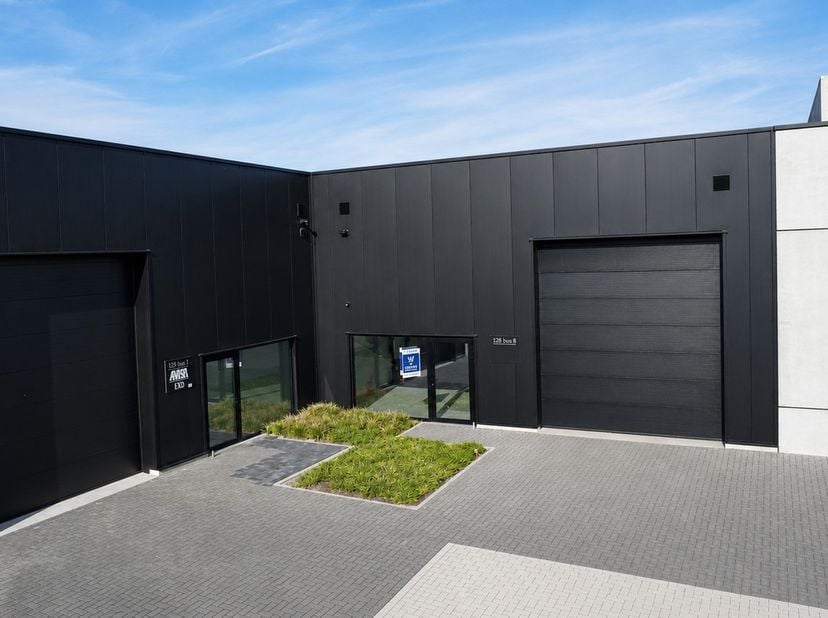 Ontdek deze moderne nieuwbouwbedrijfshal met een bruto-oppervlakte van 431 m², uitstekend gelegen in de KMO-zone aan de Lodewijk De Raetlaan 12 te Pel