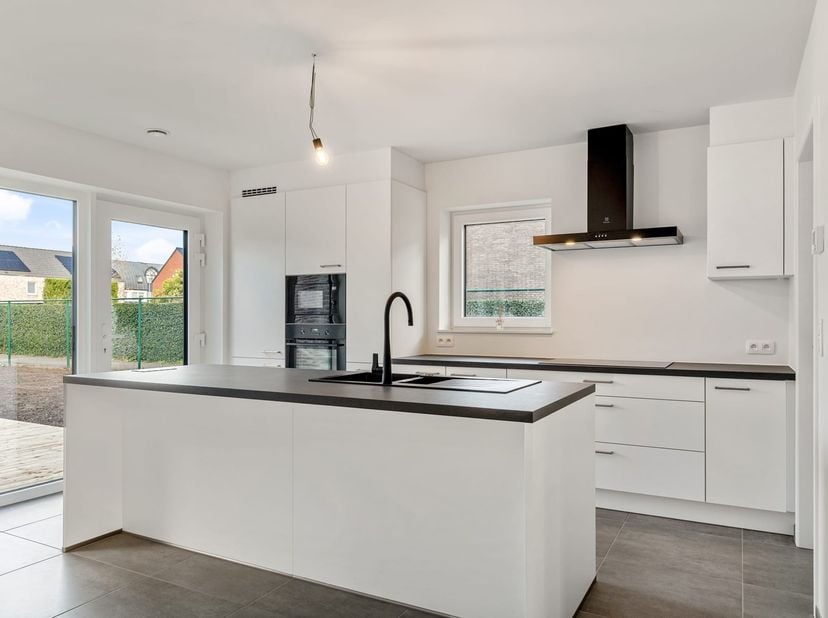 In de rustige Zavelvenestraat te Hasselt vinden we deze schitterende nieuwbouwwoning, waar hedendaags comfort, ruimte en energiezuinigheid naadloos sa