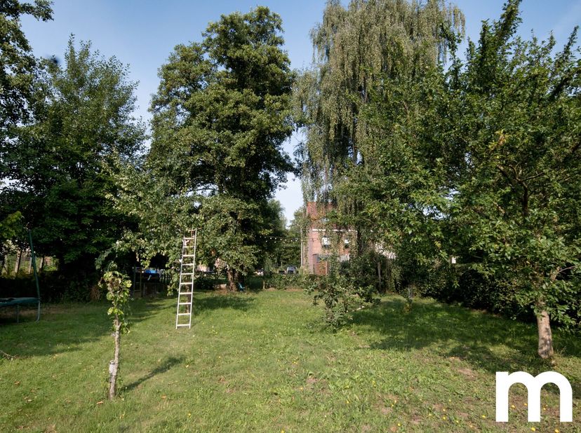 Bent u op zoek naar een plek om uw droomhuis te bouwen of Wonen en werken combineren met visibiliteit ten top? Dan is dit het perfecte perceel voor u!