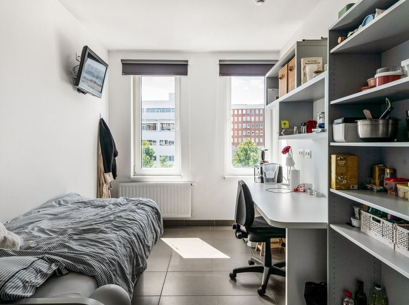 Moderne studentenkamer (18m²) met privé badkamer op toplocatie in hartje Antwerpen<br />
<br />
Ligging:<br />
Deze instapklare studentenkamer bevi