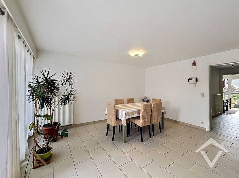 Groot instapklaar appartement met een bewoonbare oppervlakte van 125 m² gelegen in het centrum van Gistel en bestaande uit: lift - inkomhal met inbouw