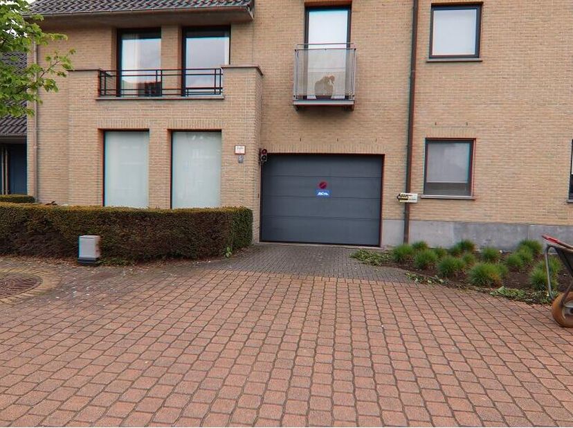 Garage à vendre
                    à 8200 Sint-Andries
