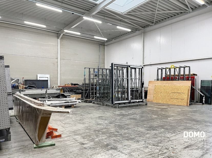 Heeft u interesse? Bekijk het pand op http://www.domovastgoed.be of contacteer ons via 011/96.49.96<br />
Deze instapklare KMO-unit is gelegen aan het