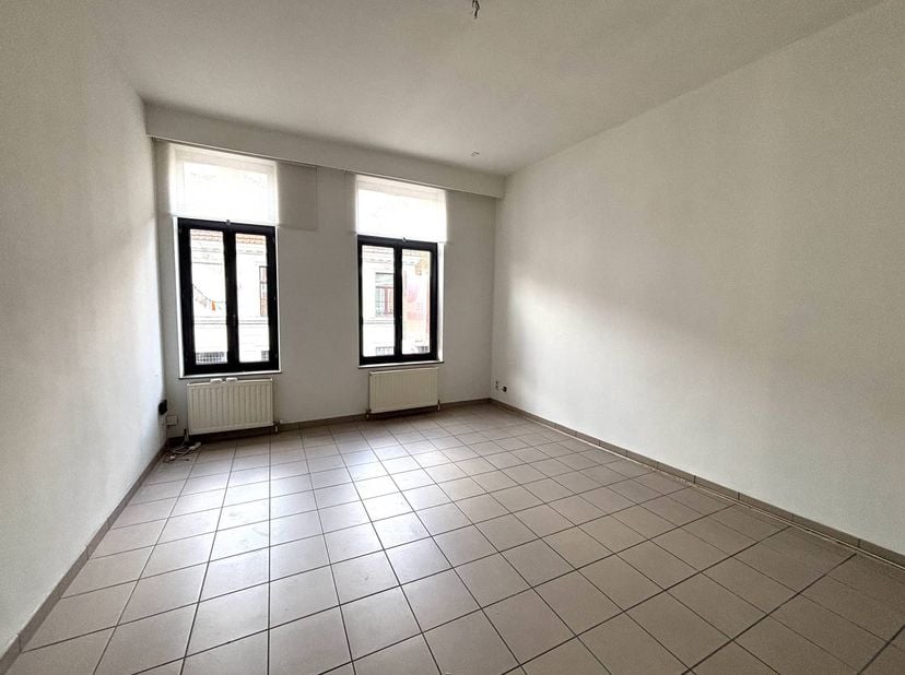 Ben jij op zoek naar een ruime en instapklare woning op een toplocatie? Dit toffe appartement in de Minderbroederstraat biedt je alle comfort van het