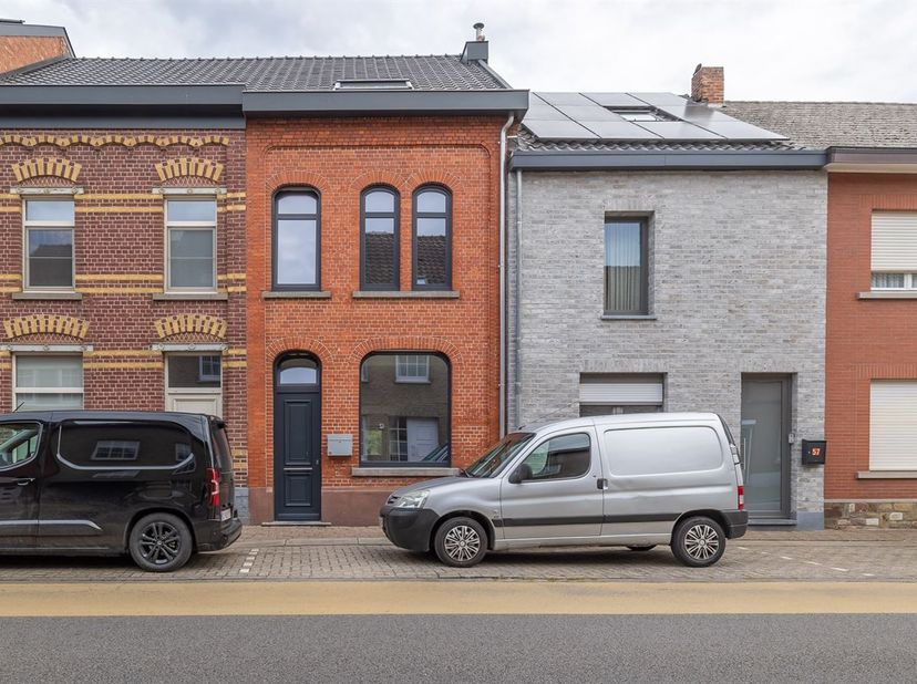 Deze volledig vernieuwde rijwoning is ideaal gelegen in het hart van Zichem, op een vlot bereikbare locatie nabij het station, het centrum van Scherpe