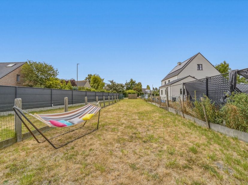 In Zandvoorde bevindt zich deze halfopen woning op een perceel van 413 m². De woning biedt een bewoonbare oppervlakte van 139 m² en vormt de ideale op