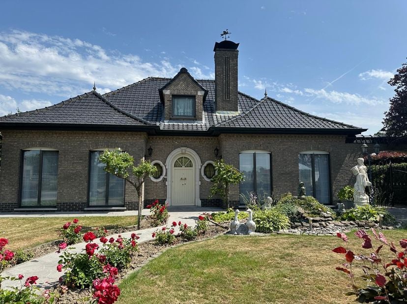 Karaktervolle, landelijke bungalow met zeeën van ruimte (kelder + zolder) te Ruiselede<br />
Gelegen in het rustige en groene Ruiselede, bieden wij de