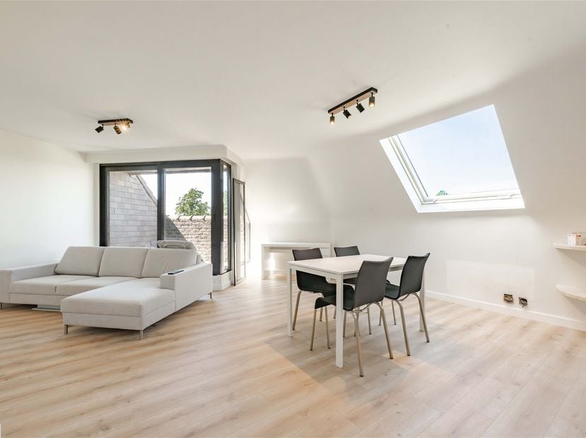KIJKDAG ZA 29/08 | HUURRENDEMENT 5% | INSTAPKLAAR EN ENERGIEZUINIG APPARTEMENT MET TERRAS OP TOPLIGGING IN HARTJE AALTER<br />
In hartje Aalter, vind
