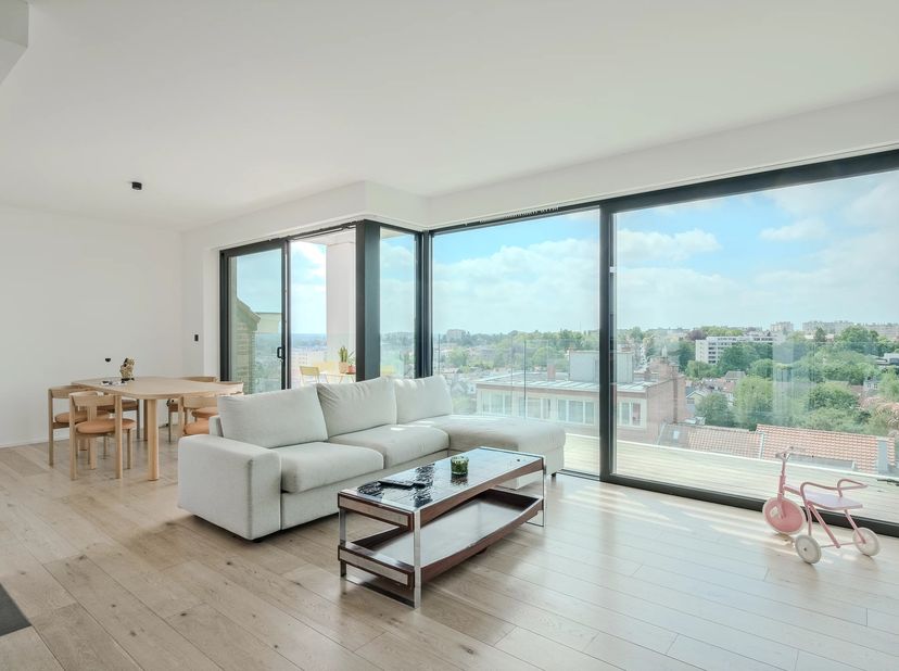 Exclusief te ontdekken bij Victoire-Junot, in de gegeerde Coghenwijk, dit hedendaagse penthouse van ± 130 m² bruto-oppervlakte, recent gebouwd binnen