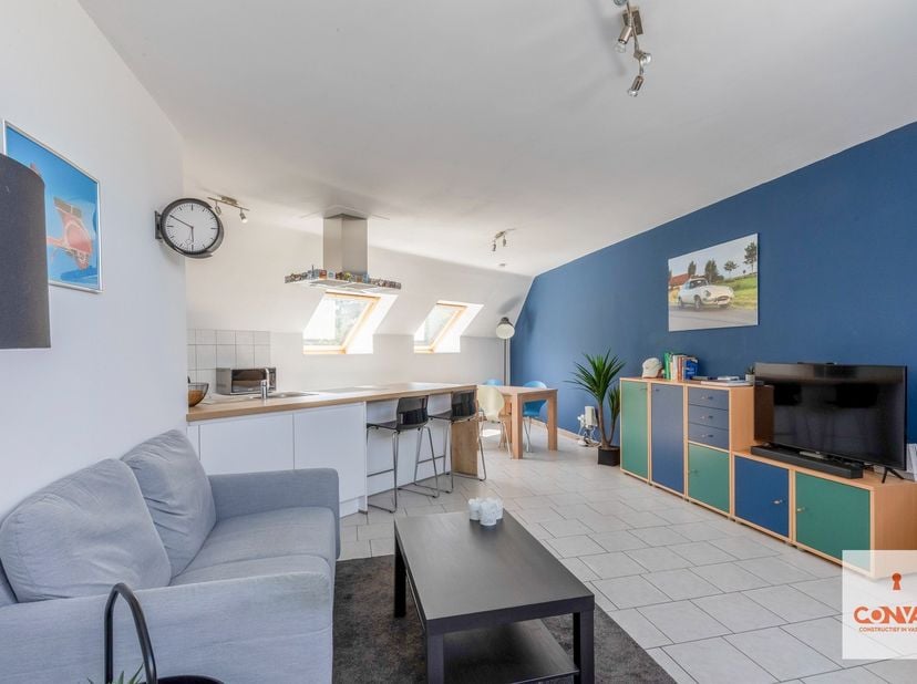 In deze kleinschalige residentie (4 units, beheer door mede-eigenaar=géén syndicus kost, geen lift) langs het water verschuilt dit gezellige instapkla
