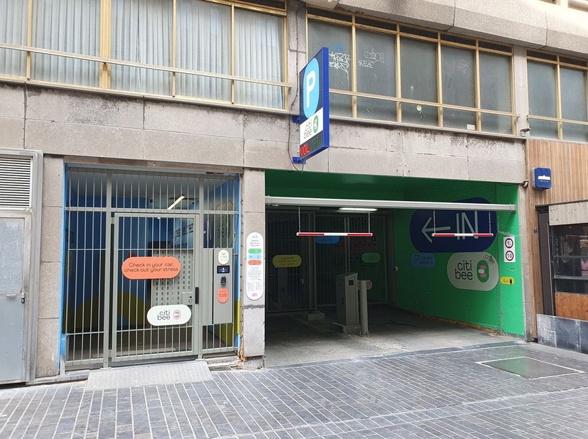 Autostaanplaats te huur in het Europacentrum, gelegen op de 5de verdieping (dakparking).<br />
Gelegen in een beveiligd parkingcomplex, centraal geleg