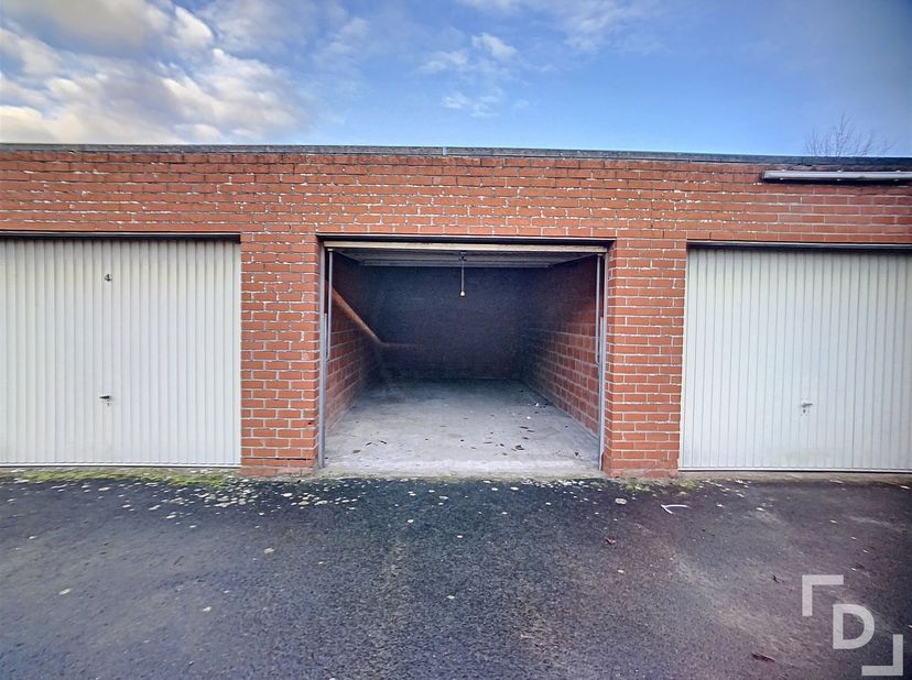Garage te koop vlakbij het station van Ieper!<br />
<br />
SPECIFICATIES<br />
- Manuele poort<br />
- Geen elektriciteit of water<br />
<br />