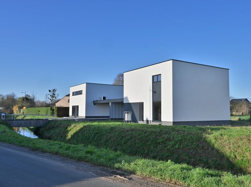 Te koop: Laatste van 4 moderne, energiezuinige nieuwbouwwoningen met warmtepomp, zonnepanelen en een dubbele carport, residentieel en landelijk gelege