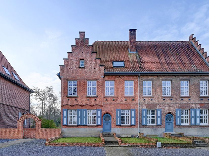Op het charmante Kioskplein in Beringen bevindt zich deze prachtig gerenoveerde ingenieurswoning, waar historisch cachet en hedendaags comfort naadloo