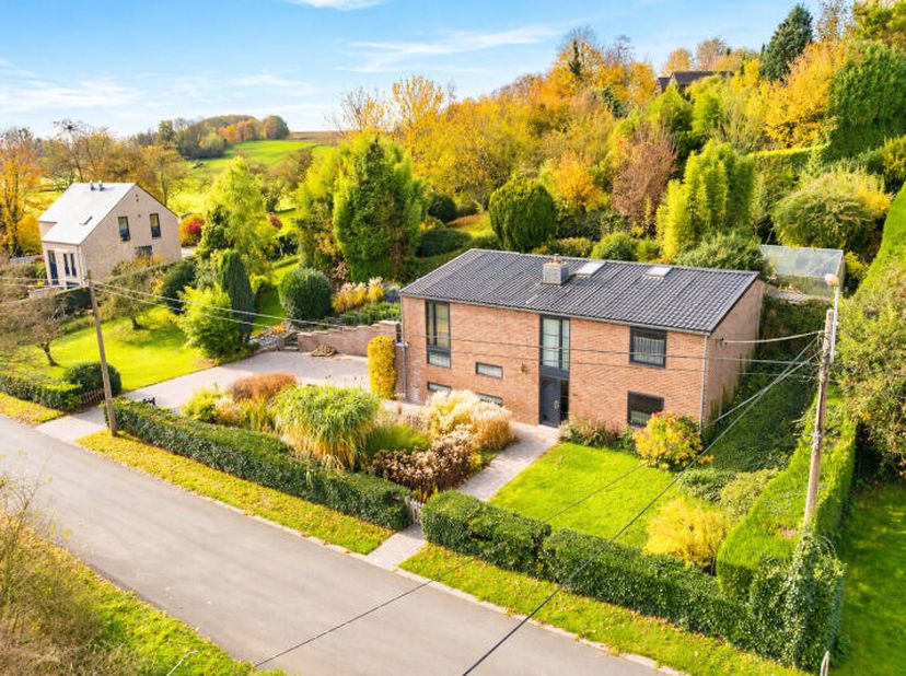 Magnifique villa (+/-144m² daprès PEB), 3 chambres avec double garage, terrasse avec vue dégagée et jardin arboré, idéalement située dans une rue calm