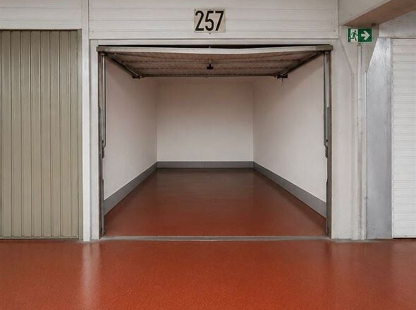 Box garage +/- 15m² idéalement situé à proximité de Yser et de la Gare du Nord, avec un accès rapide aux grands axes et au centre de Bruxelles - le bo