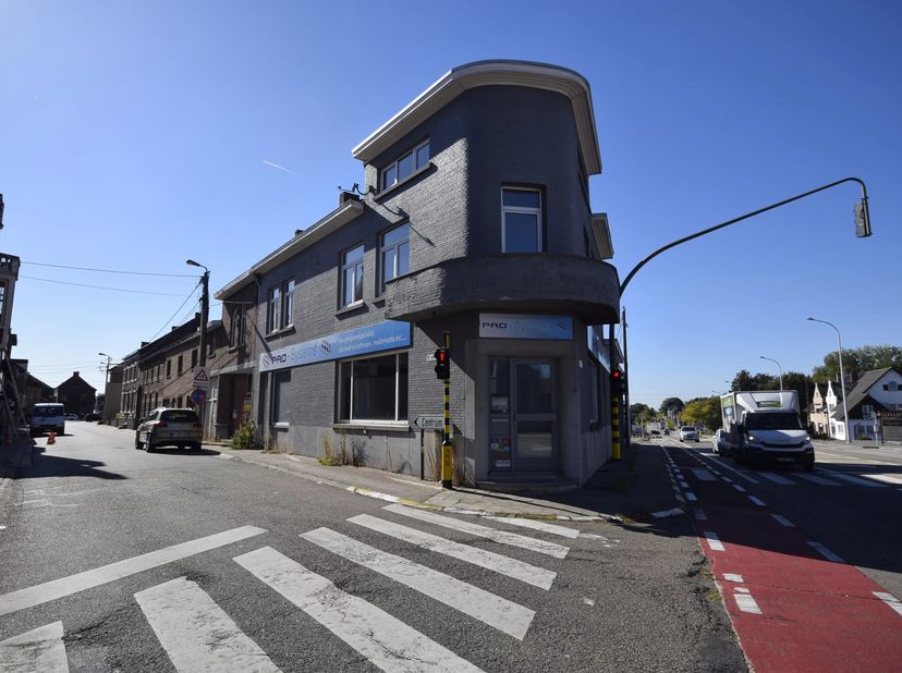 Deze blok ligt op de Grote Steenweg in Zoutleeuw, centraal tussen Sint-Truiden en Tienen. De blok telt een handelspand op het gelijkvloers en twee app