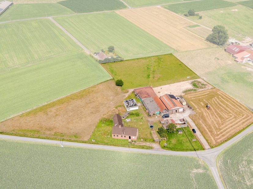 Langs een rustige landelijke weg, midden tussen de uitgestrekte velden van Poeke, bevindt zich deze uitzonderlijke nieuwbouwwoning op een prachtig per