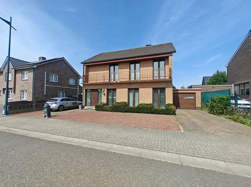 Vrijstaande renovatiewoning met uitzonderlijk mooie ligging in het hart van Maasmechelen<br />
Bent u op zoek naar een woning met karakter, ruimte en