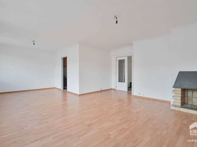 Gelegen in een gegeerde buurt tussen Hermann-Debroux en het Senypark, stelt ERA Châtelain u dit appartement met 2 slaapkamers en een bureau voor, met