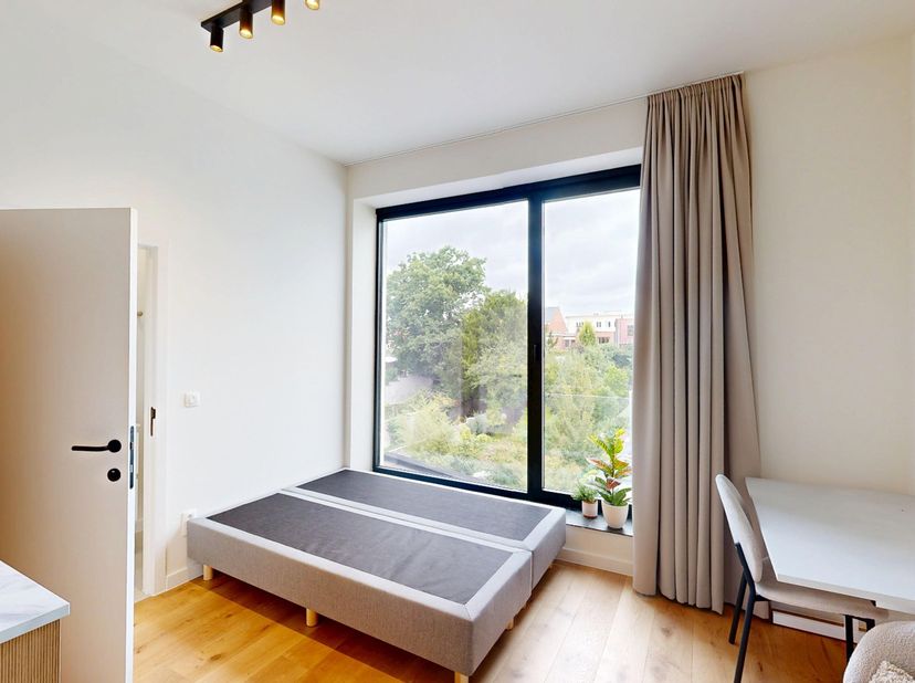 Ben je op zoek naar een comfortabele en bemeubelde studentenkamer in Leuven? Dan is residentie EMMA de perfecte plek voor jou! Deze gerenoveerde resid