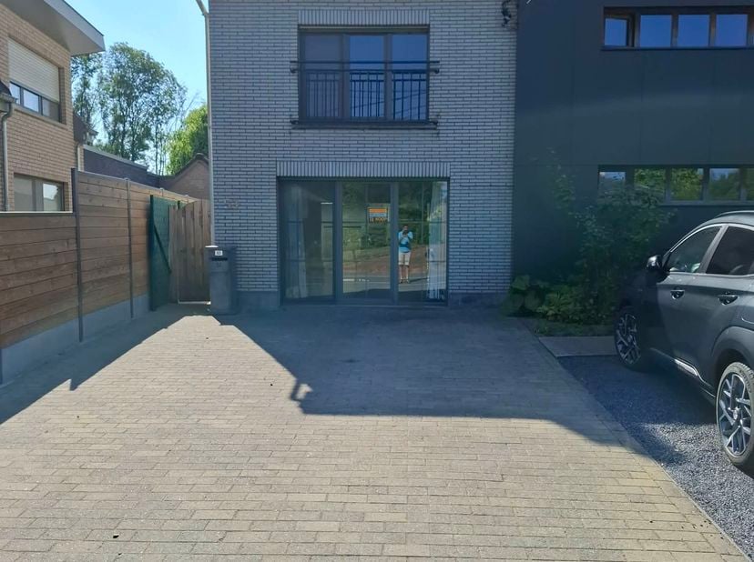 Halfopen bebouwing met tuin in rustige, landelijke woonomgeving.<br />
De woning combineert een praktische indeling met alle nodige comfort ( ingebouw